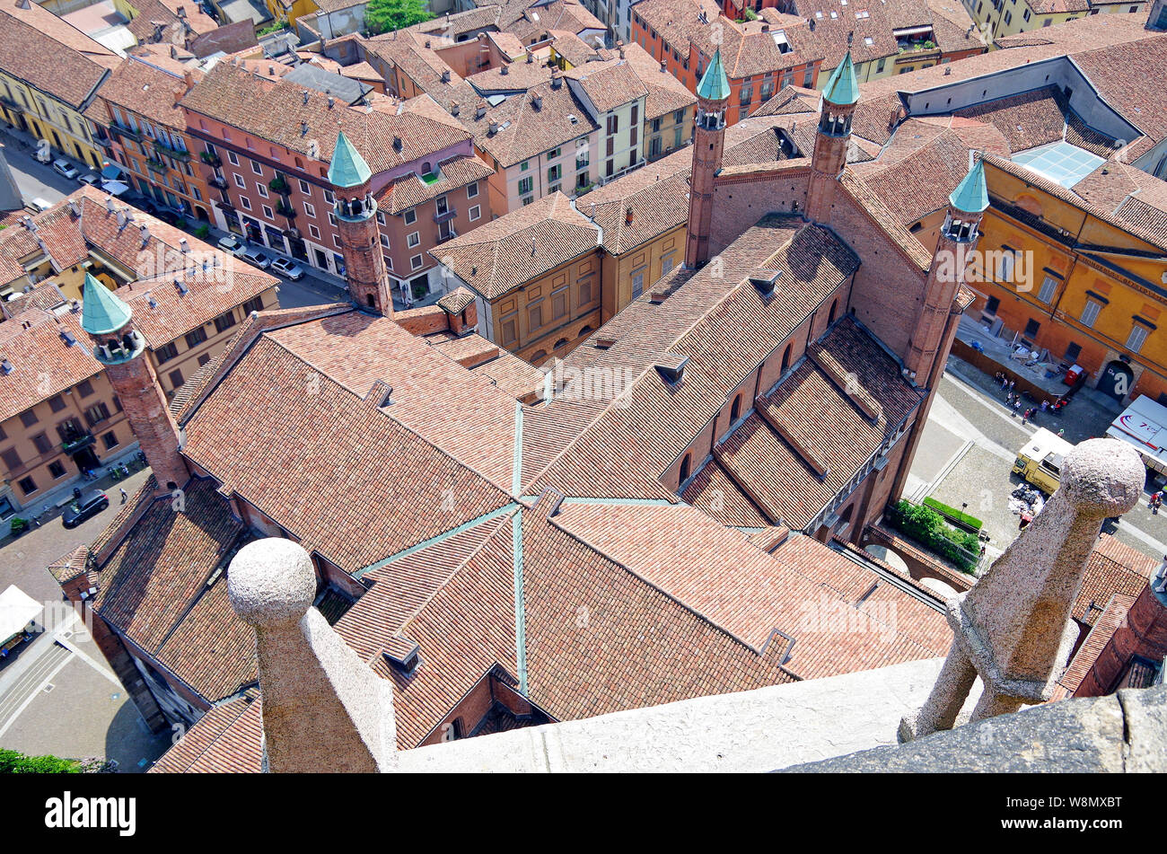 View SE dal campanile del duomo di Cremona, il tetto e la traversata del Duomo e cinque spirelets e sui tetti della città, Foto Stock