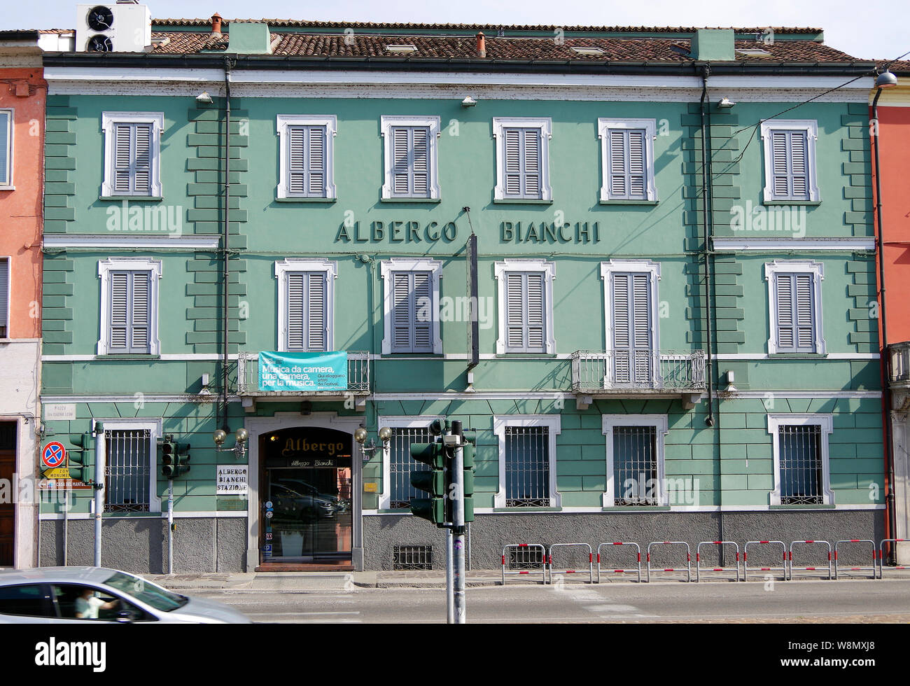 L'Albergo Bianchi, un affascinante, leggermente albergo vecchio stile, immediatamente di fronte alla stazione ferroviaria di uscita, una vista di benvenuto dopo una lunga jour Foto Stock