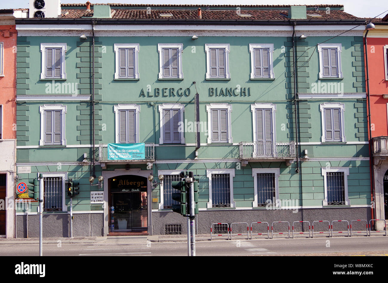 L'Albergo Bianchi, un affascinante, leggermente albergo vecchio stile, immediatamente di fronte alla stazione ferroviaria di uscita, una vista di benvenuto dopo una lunga jour Foto Stock