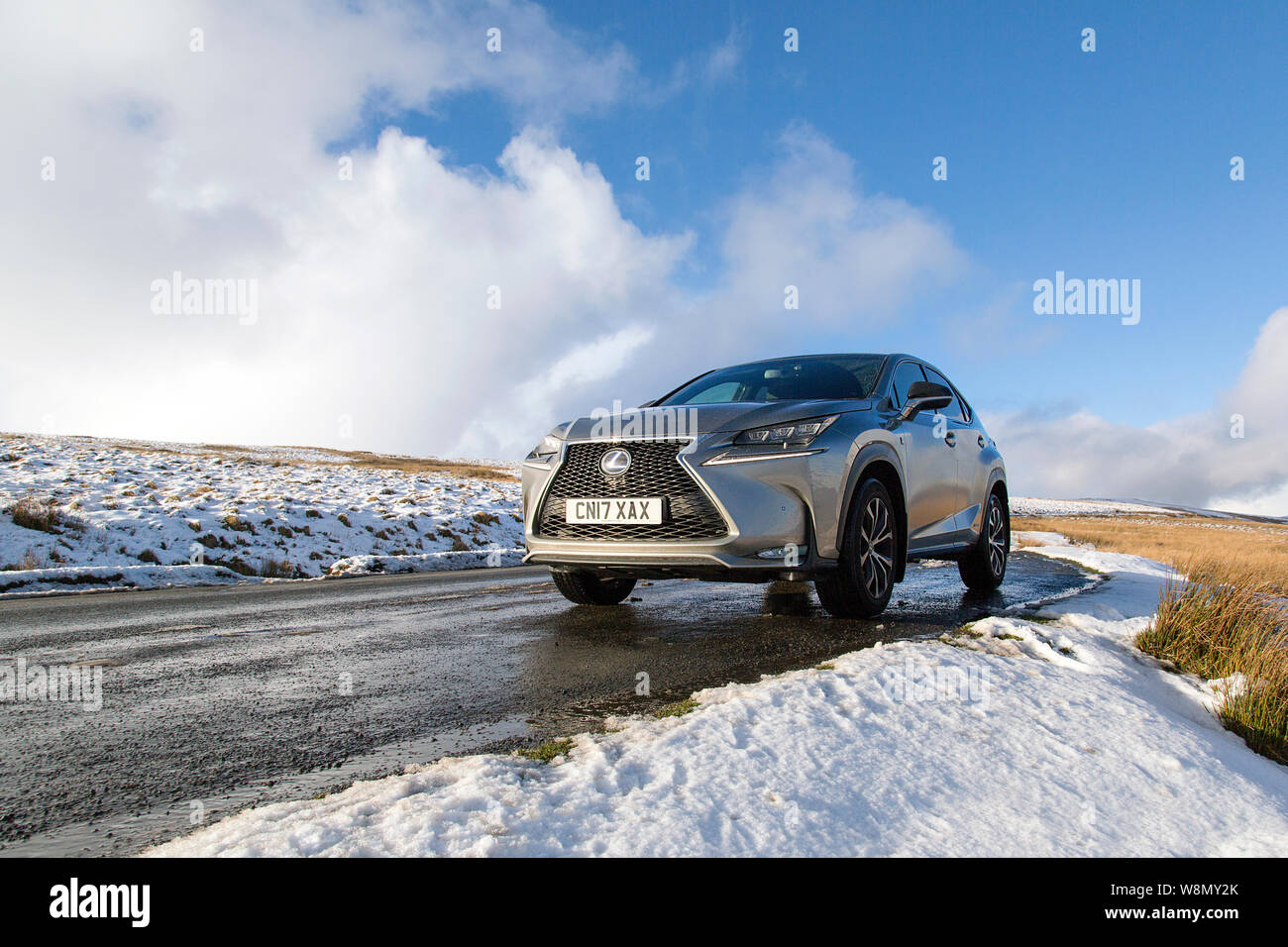 Brecon Beacons, UK: Gennaio 30, 2019: una Lexus NX 300h F-Sport crossover auto ibrida sul lato strada nella neve e pericolose condizioni di gelo. Foto Stock