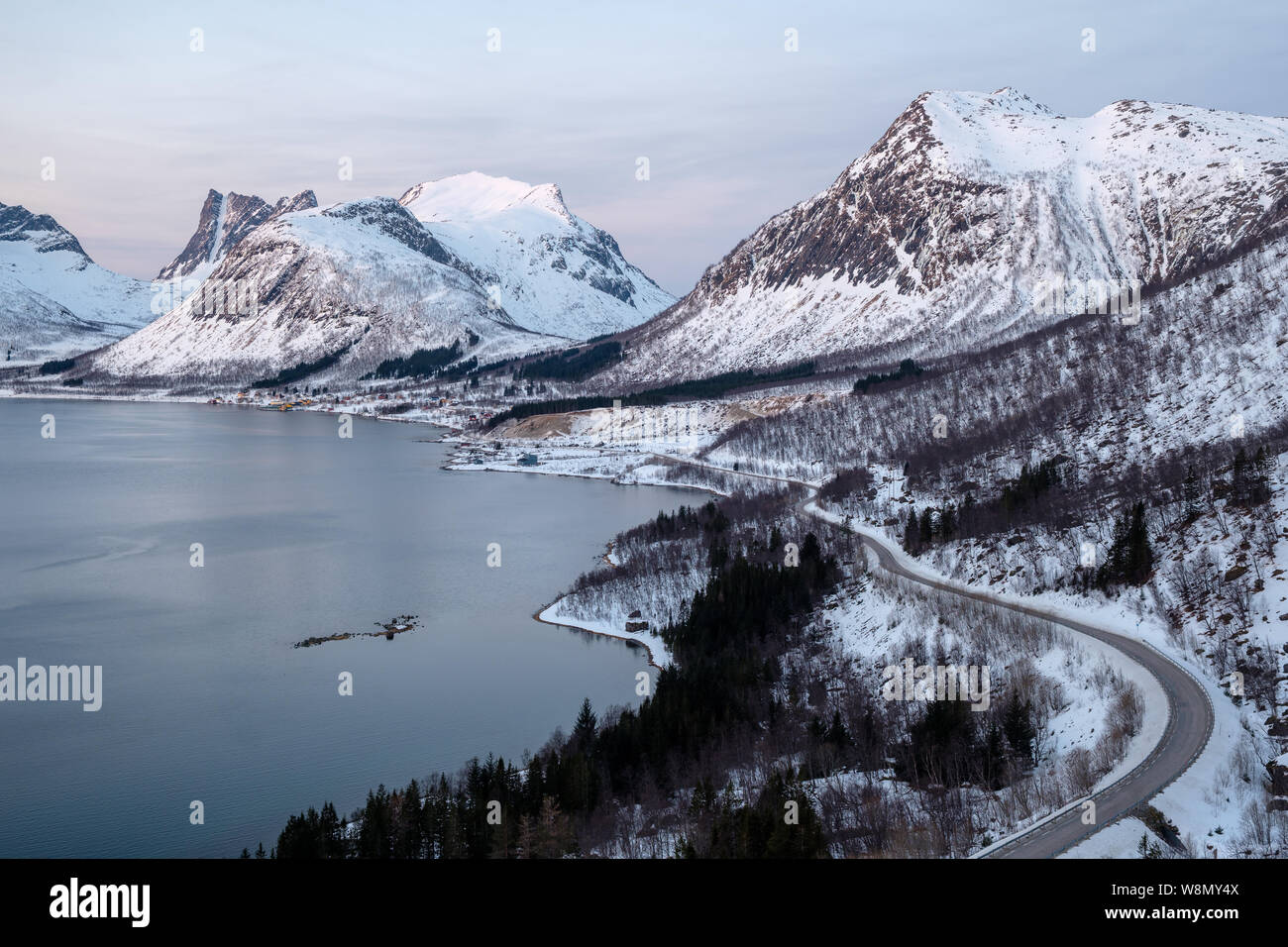 Vista su Senja in inverno con le montagne e la Fjord, Bergsbotn, Norvegia Foto Stock
