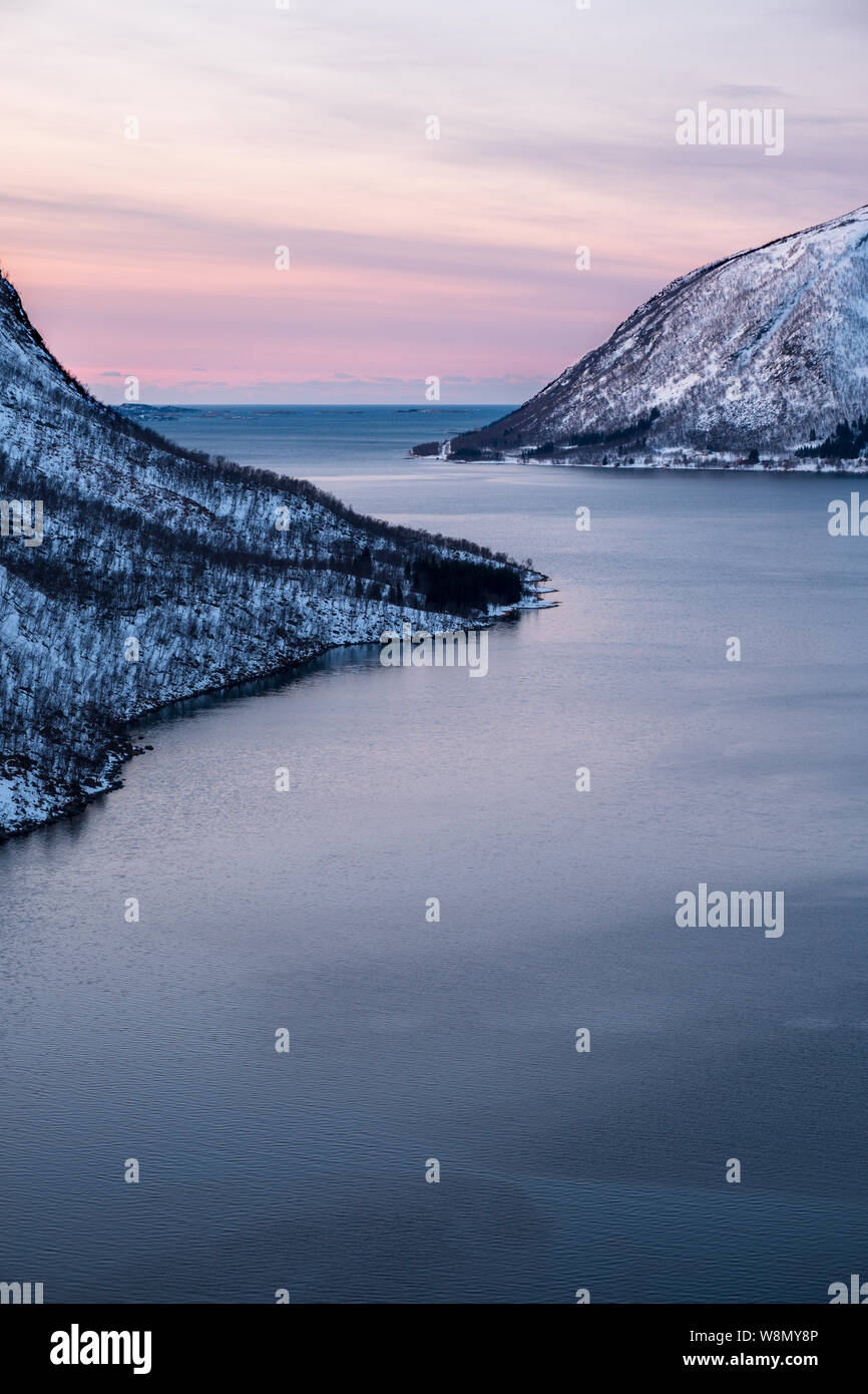 Fiordo di magia in inverno con montagne innevate al tramonto, Bergsbotn, Senja, Norvegia, Foto Stock
