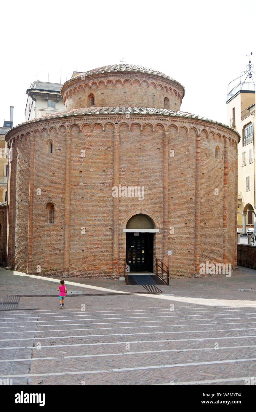 La Rotonda di S Lorenzo, una piccola chiesa a pianta circolare, costruita in mattoni, nel tardo xi C in Lombarda in stile romanico, a Mantova, Italia Foto Stock