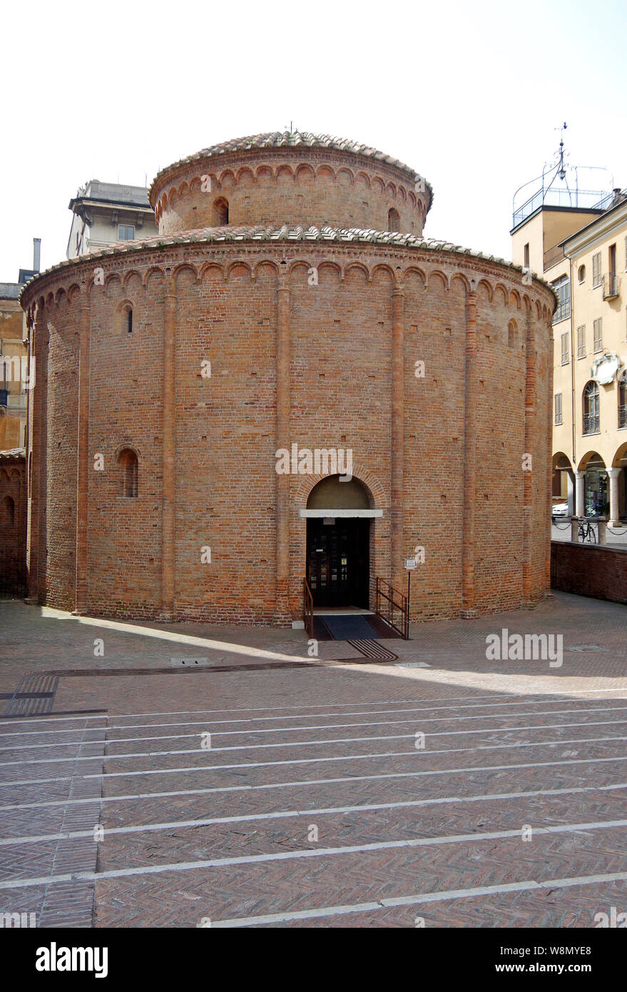 La Rotonda di S Lorenzo, una piccola chiesa a pianta circolare, costruita in mattoni, nel tardo xi C in Lombarda in stile romanico, a Mantova, Italia Foto Stock