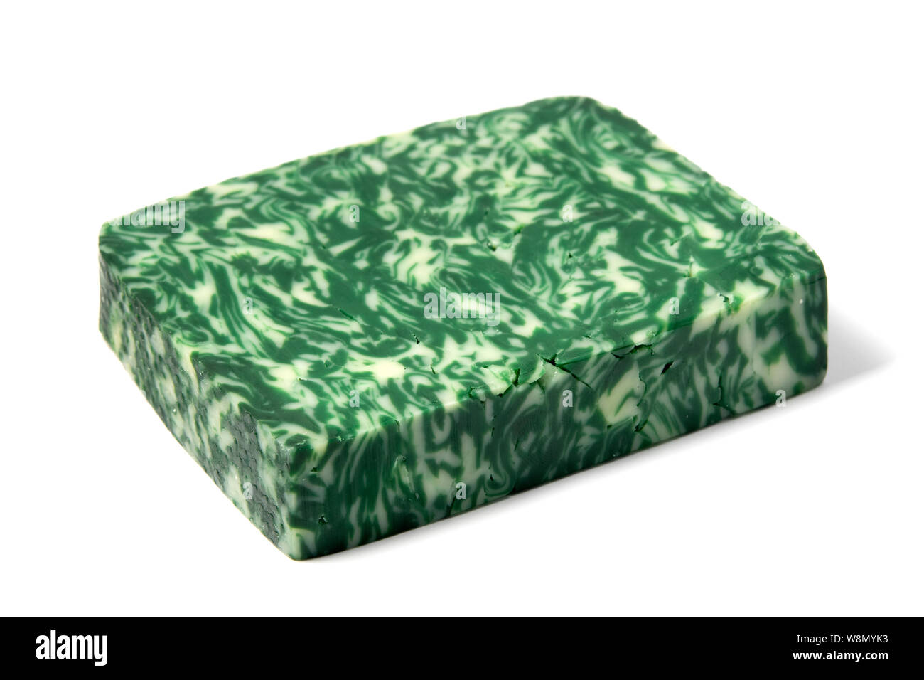 Pesto Verde formaggio Gouda su sfondo bianco Foto Stock
