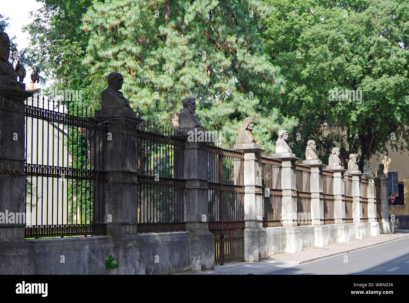 Parete posteriore del giardino del Palazzo Cavriani, a Mantova, Italia, 13 pilastri di pietra recanti busti ritratto di notevole gli uomini del Rinascimento mantovano Foto Stock