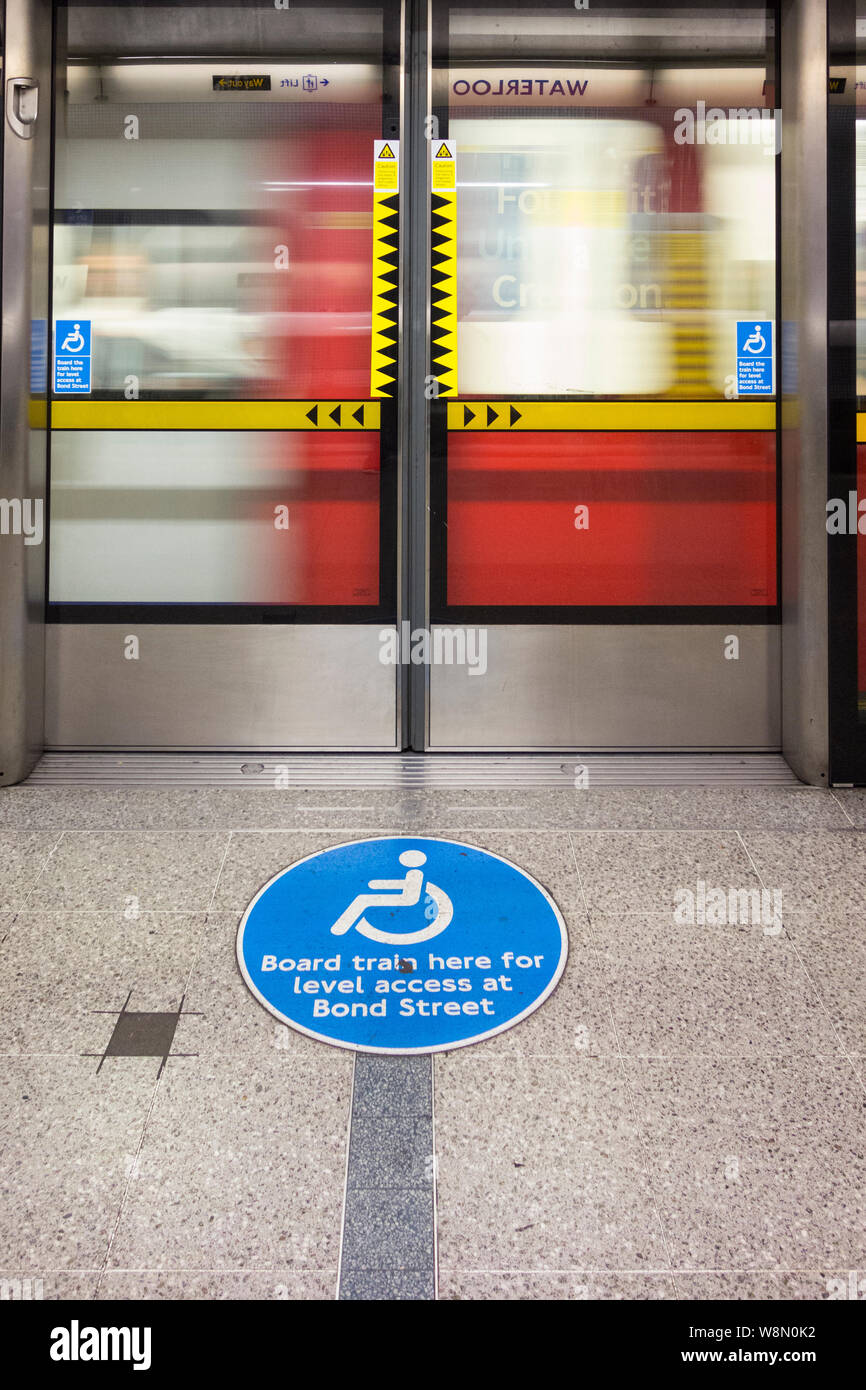 Punto d'imbarco del treno e segnaletica di accesso per disabili su sedia a rotelle sulla linea Jubilee alla stazione Waterloo di Londra, Londra, Inghilterra, Regno Unito Foto Stock
