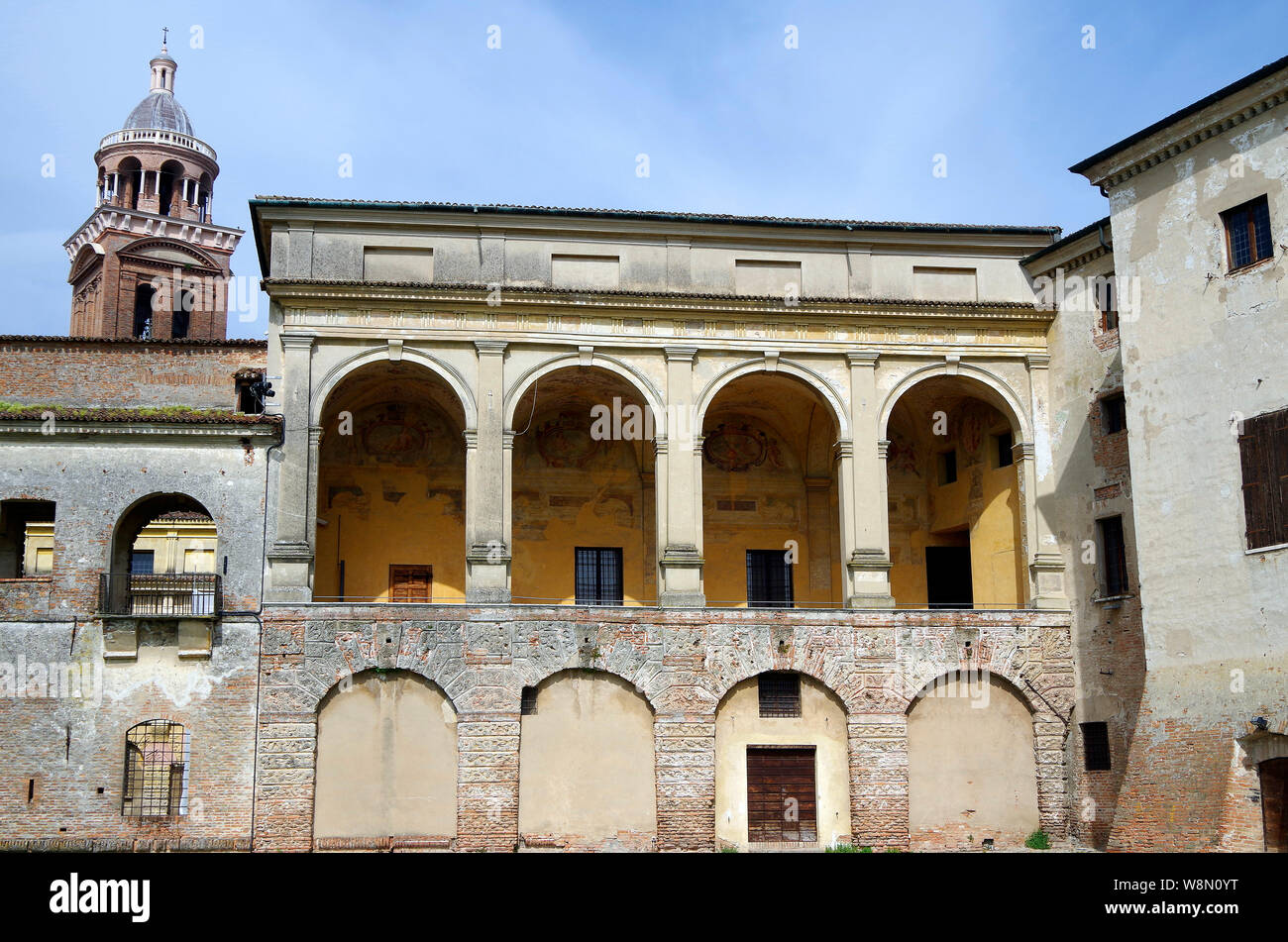 Vista dalla e della parte del Palazzo Ducale di Mantova a S del Castello di S Giorgio, un alto e profondo Loggia con la vista verso il lago Foto Stock