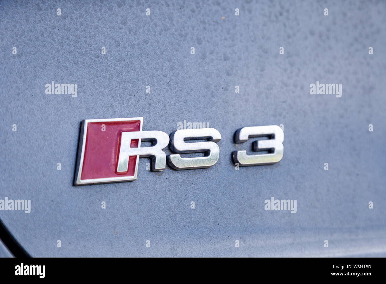 Francia Lyon 2019-06-20 closeup il logo del marchio di premium auto sportiva grigio scuro berlina Audi RS 3, basso profilo pneumatici, disco in ghisa, pinza rossa vettura prodotta Foto Stock