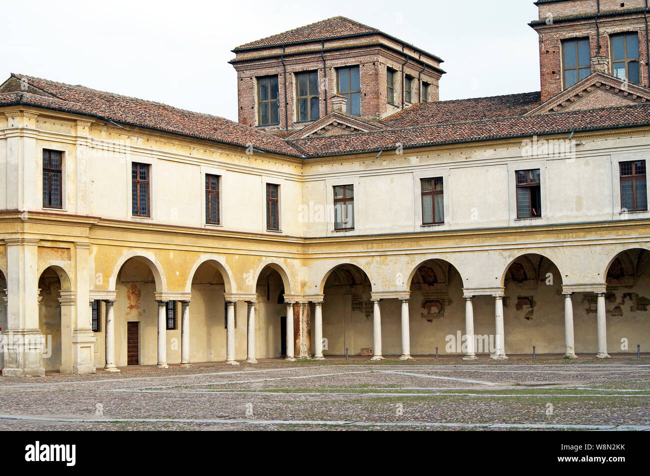 La Piazza del Castello nel Palazzo Ducale di Mantova, costruito in C XVI secolo dalla famiglia Gonzaga, con un continuo chiostro-come arcade Foto Stock