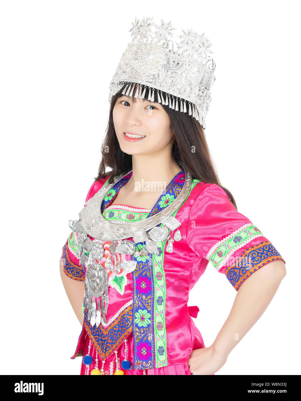 Bella donna cinese vestito in cinese tradizionale costumi del festival isolato su uno sfondo bianco Foto Stock