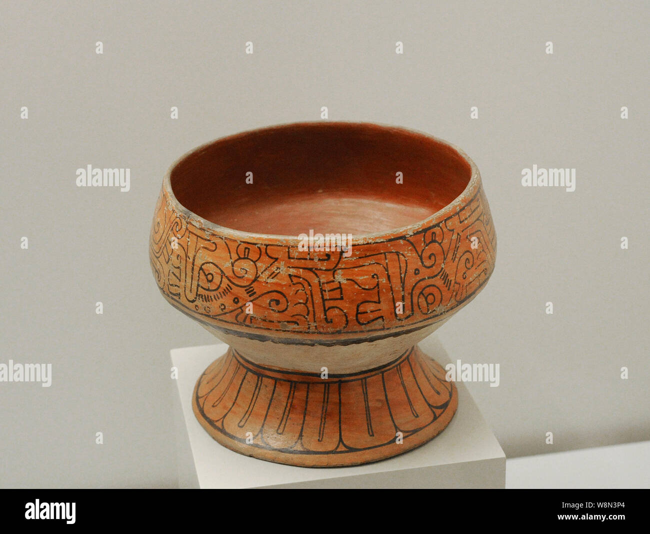 Cup con schema e decorazione geometrica. Ceramiche dipinte. Stile Mixtec-Puebla. Fine periodo Postclassic (1350-1500 AD). Messico. Museo delle Americhe. Madrid, Spagna. Foto Stock