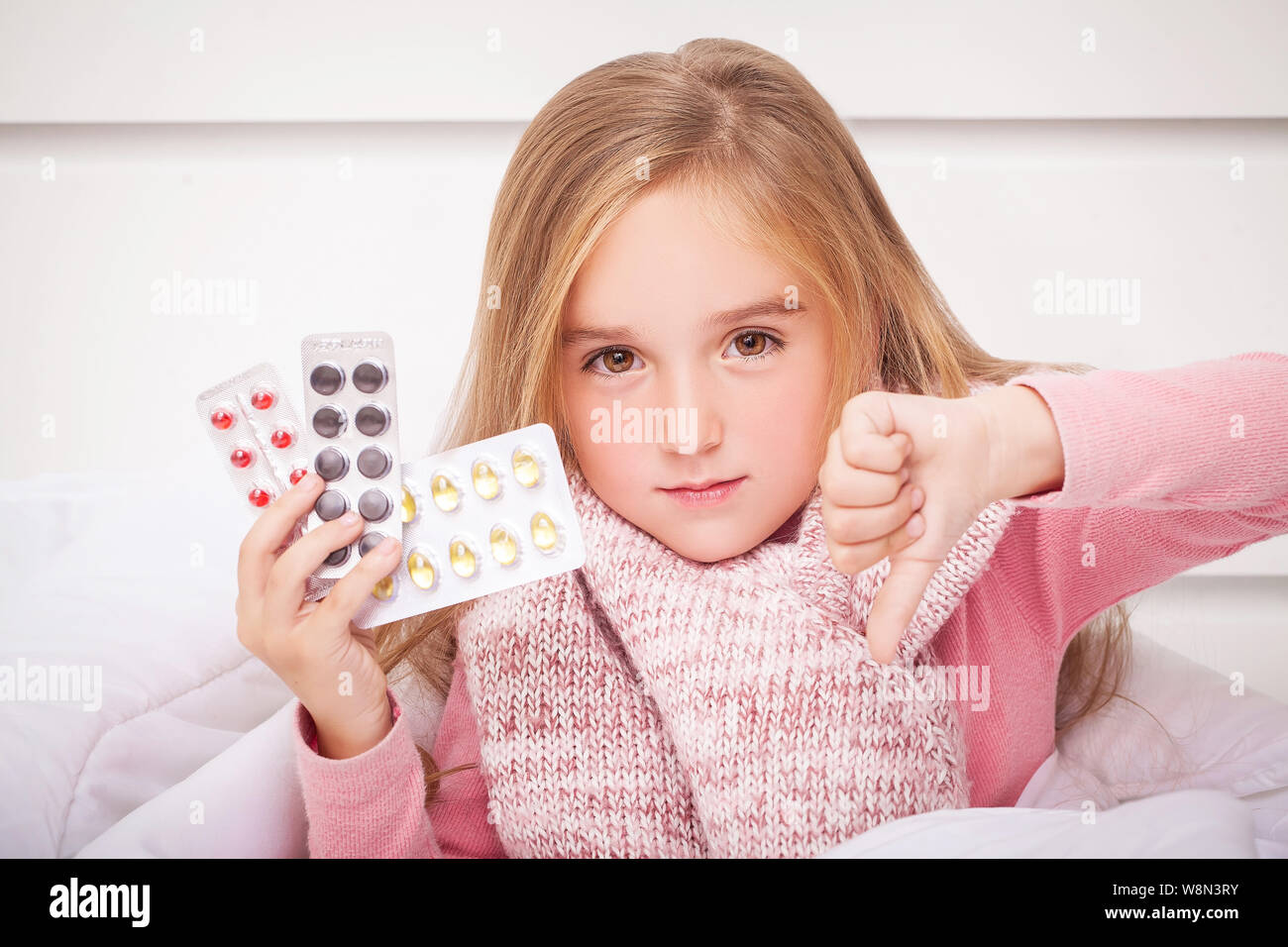 Ragazza guardando il raffreddore e influenza pillole Foto Stock