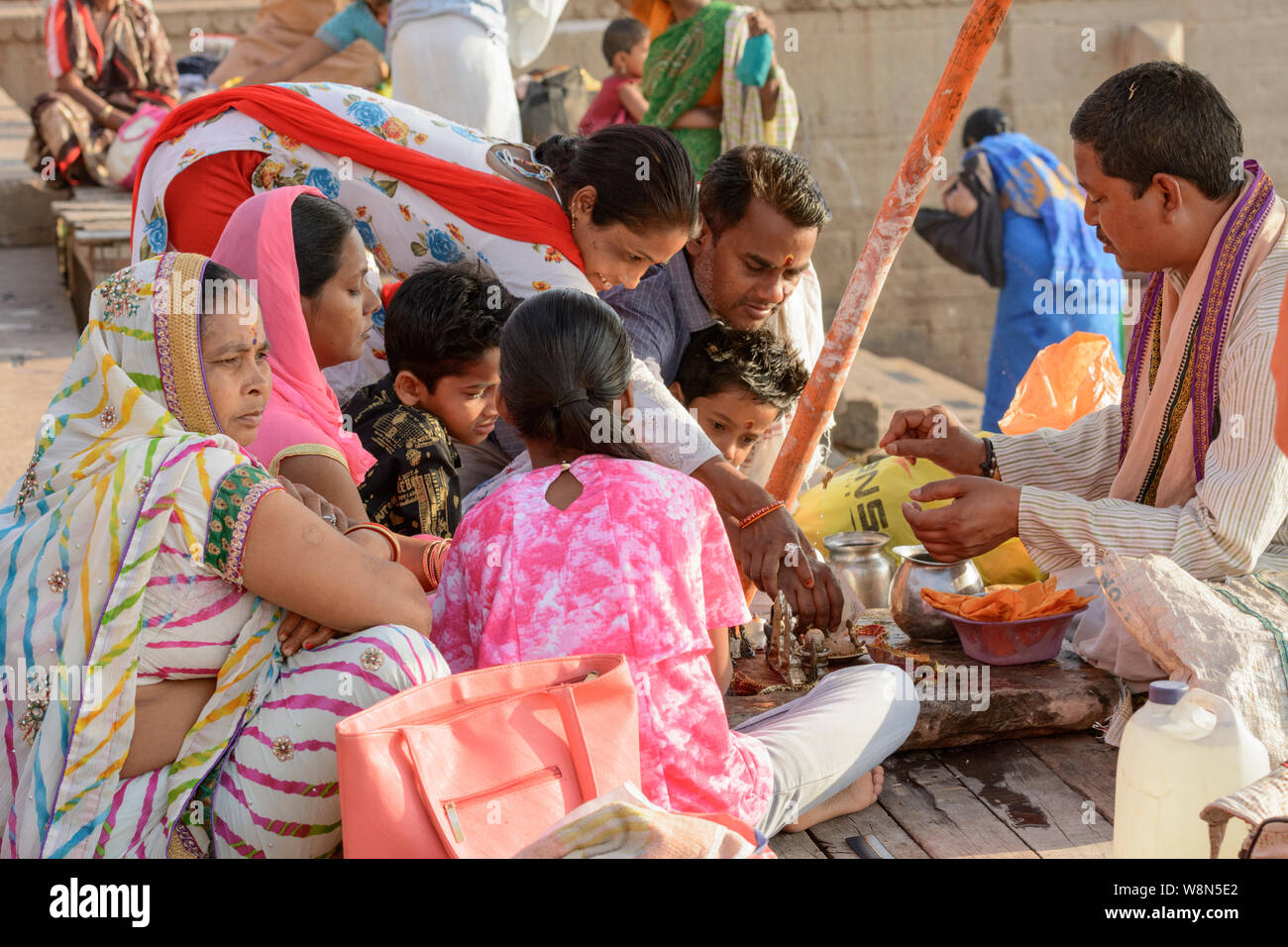 Un indù uomo santo (sadhu o saddhu) offre la guida spirituale ai pellegrini sulle rive del fiume Gange, Varanasi, Uttar Pradesh, India, Asia del Sud. Foto Stock