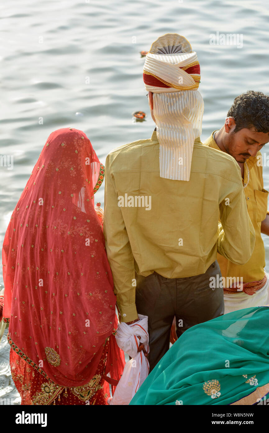 Sposa sposa e lo sposo ad una tradizionale indiano nozze indù sulle rive del Fiume Gange a Varanasi, Uttar Pradesh, India, Asia del Sud. Foto Stock