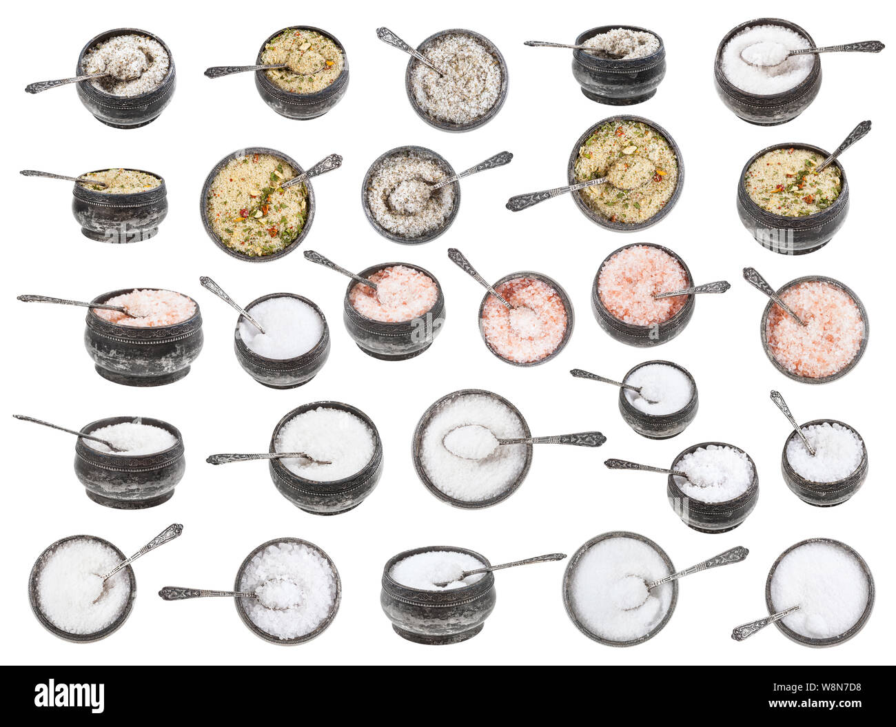 Impostare dal vecchio vintage sale di argento in cantina con cucchiaio con vari sali isolati su sfondo bianco Foto Stock