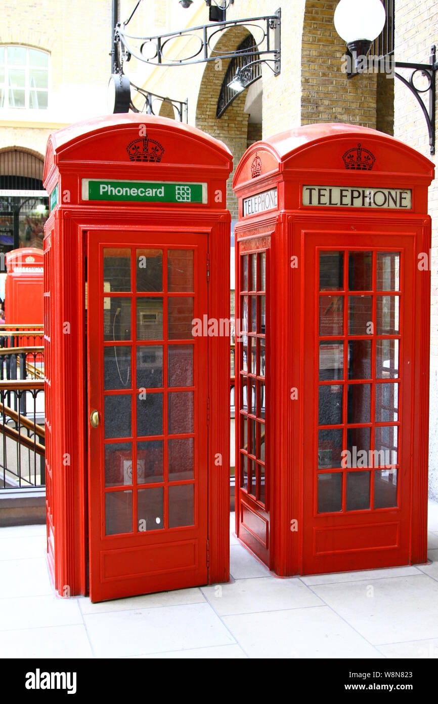 Cabine telefoniche rosse. LONDON TELEFONO ROSSO scatola. La vecchia Londra. Oggetti iconici. La tradizione. Telefono tradizionale vecchia scatola di Londra. Icone. Scene di Londra. Aree turistiche. Foto Stock