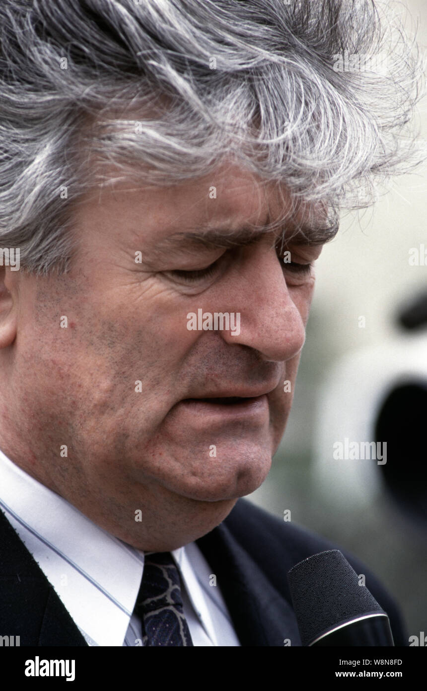 6 Maggio 1993 Durante la guerra in Bosnia centrale: il serbo-bosniaco leader, il dottor Radovan Karadžić, al di fuori dell'edificio SRT (Republika Srpska) della televisione in chiaro. L'Assemblea nazionale della Repubblica Srpska è stata riunione per decidere se accettare o meno la Vance-Owen piano di pace. Foto Stock