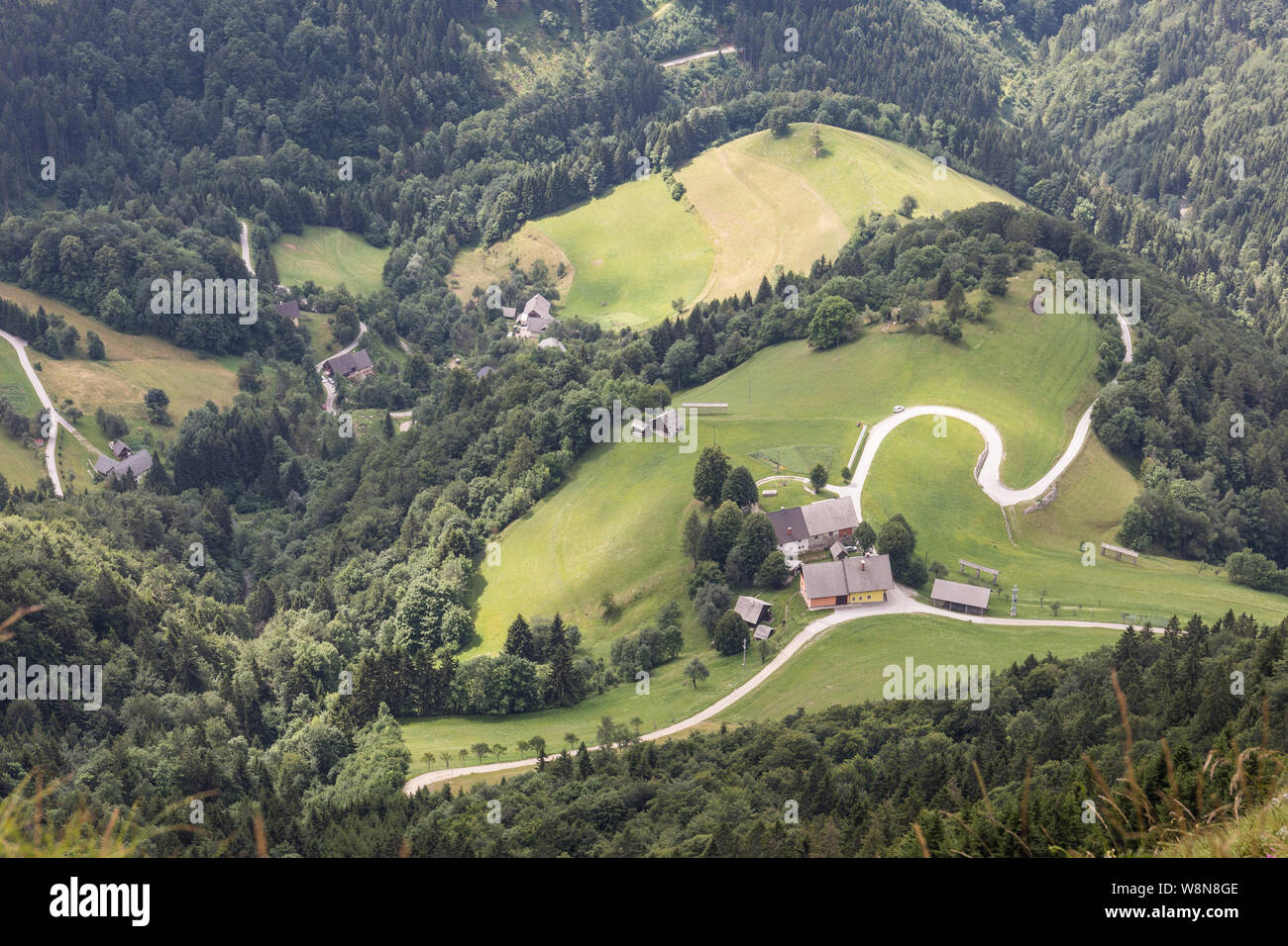 Torka village, vista da Ratitovec, sulle Alpi Giulie, Slovenia Foto Stock