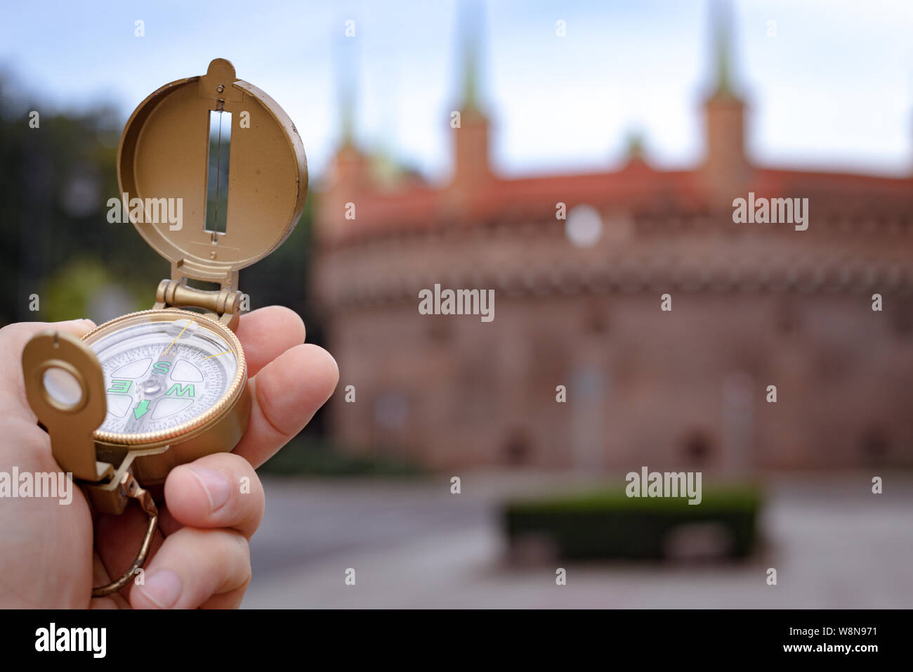 Visita a Cracovia / Polonia. compas che mostra il modo in cui i più importanti monumenti della città / concetto di turismo Foto Stock