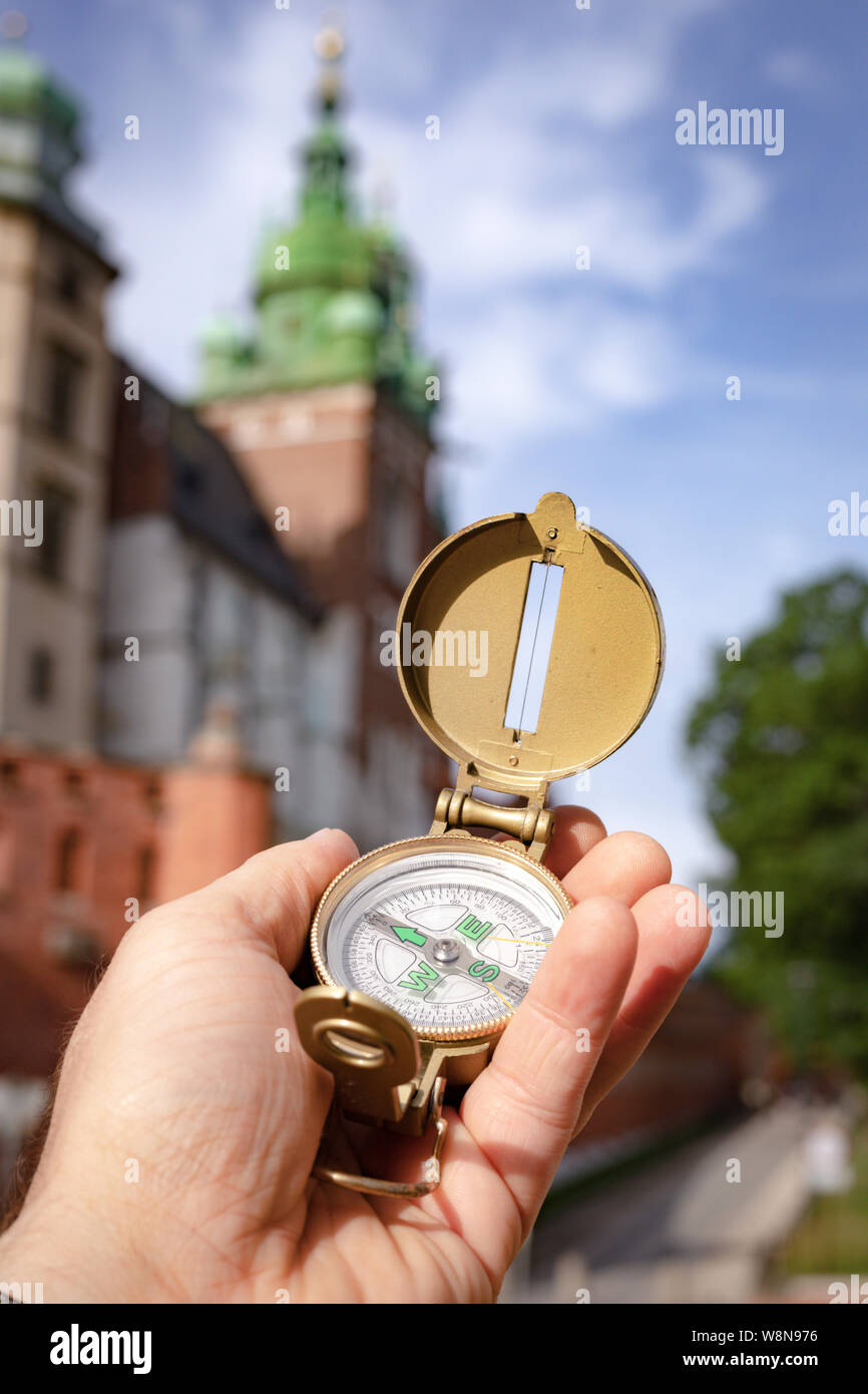 Visita a Cracovia / Polonia. compas che mostra il modo in cui i più importanti monumenti della città / concetto di turismo Foto Stock