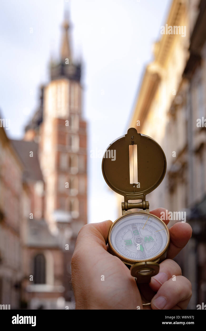 Visita a Cracovia / Polonia. compas che mostra il modo in cui i più importanti monumenti della città / concetto di turismo Foto Stock