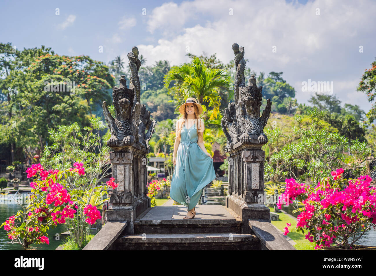 Giovane donna turistico in Taman Tirtagangga, acqua palace, acqua park, Bali Indonesia Foto Stock