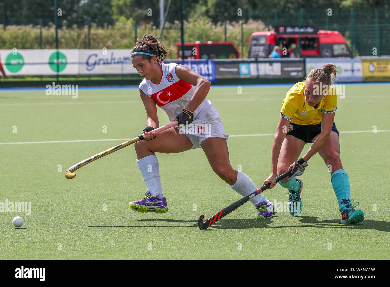 Glasgow, Scotland, Regno Unito. 10 ago 2019. Il giorno finale delle donne del campionato Eurohockey ll tenutasi a Glasgow National Hockey Center era un sell-out con migliaia di spettatori riempiendo le gabbie e aprire le aree che circondano il passo per guardare altamente competitiva partite tra le squadre di tutta Europa. Foto della Turchia (bianco) vs Ucraina (giallo) quando l'Ucraina ha vinto 5 - 2 Credito: Findlay/Alamy Live News Foto Stock