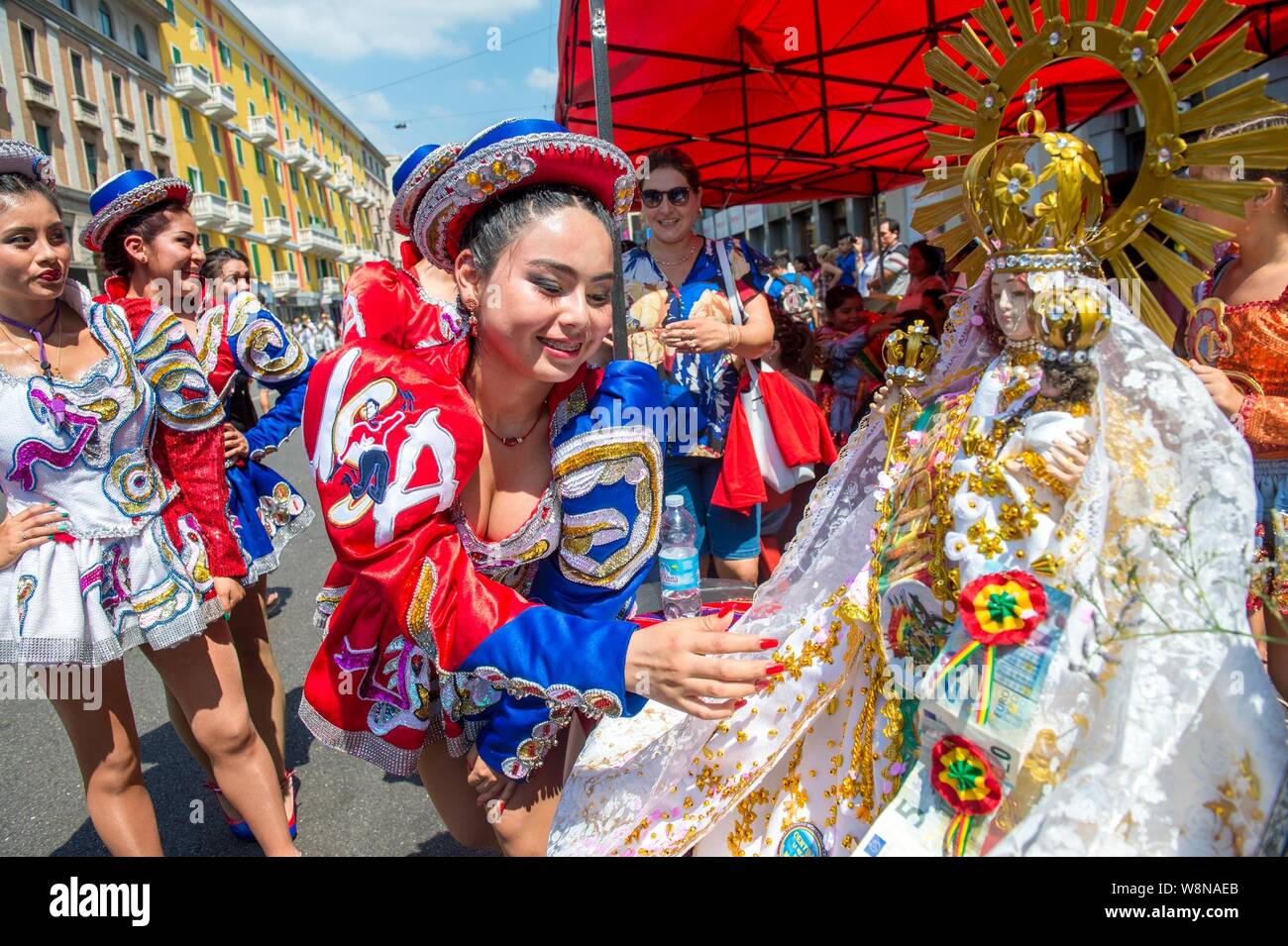 Boliviano della festa di Nostra Signora di Urkupina (Carlo Cozzoli/fotogramma, Milano - 2019-08-10) p.s. la foto e' utilizzabile nel rispetto del contesto in cui e' stata scattata, e senza intento diffamatorio del decoro delle persone rappresentate Foto Stock