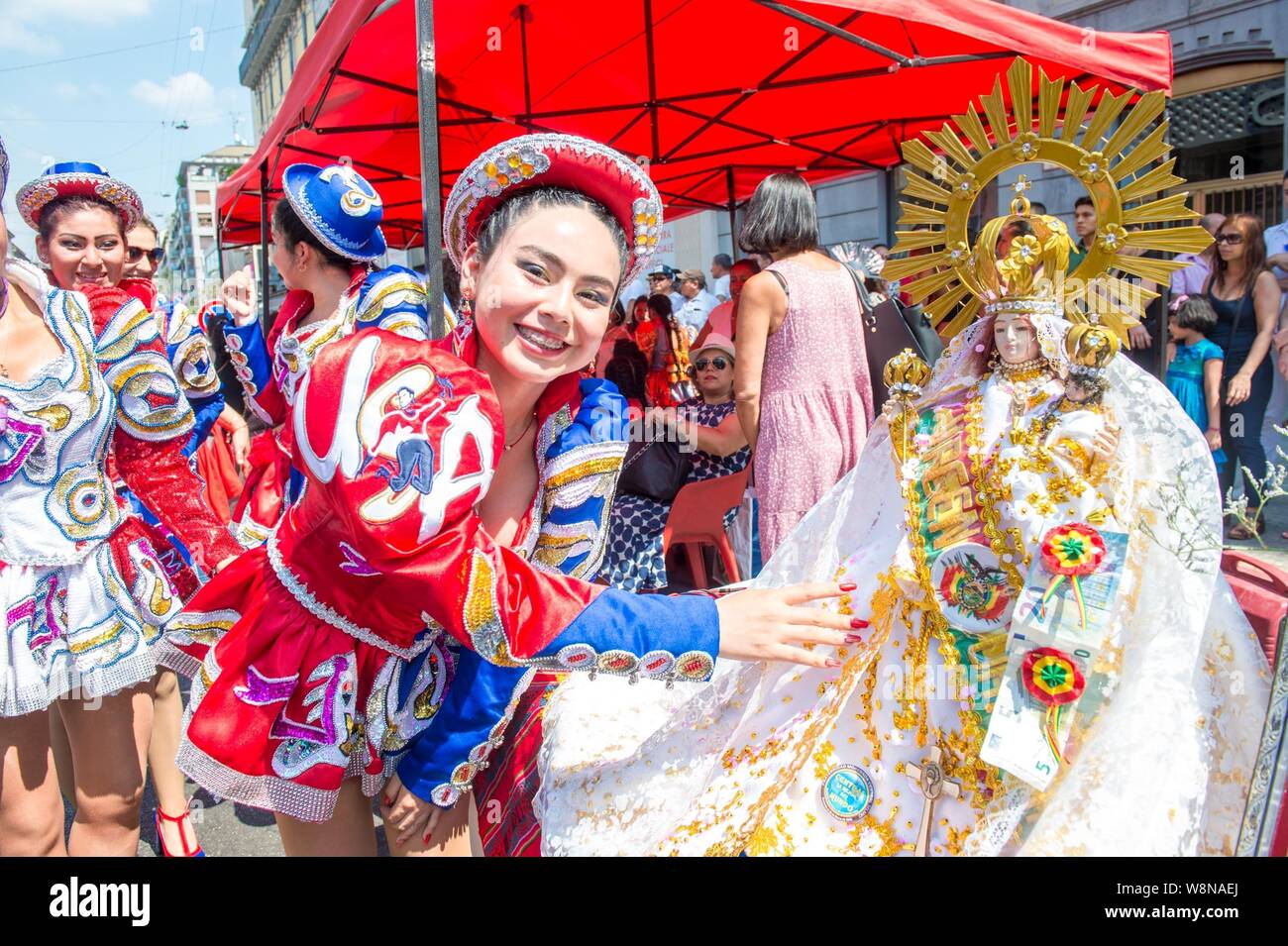 Boliviano della festa di Nostra Signora di Urkupina (Carlo Cozzoli/fotogramma, Milano - 2019-08-10) p.s. la foto e' utilizzabile nel rispetto del contesto in cui e' stata scattata, e senza intento diffamatorio del decoro delle persone rappresentate Foto Stock