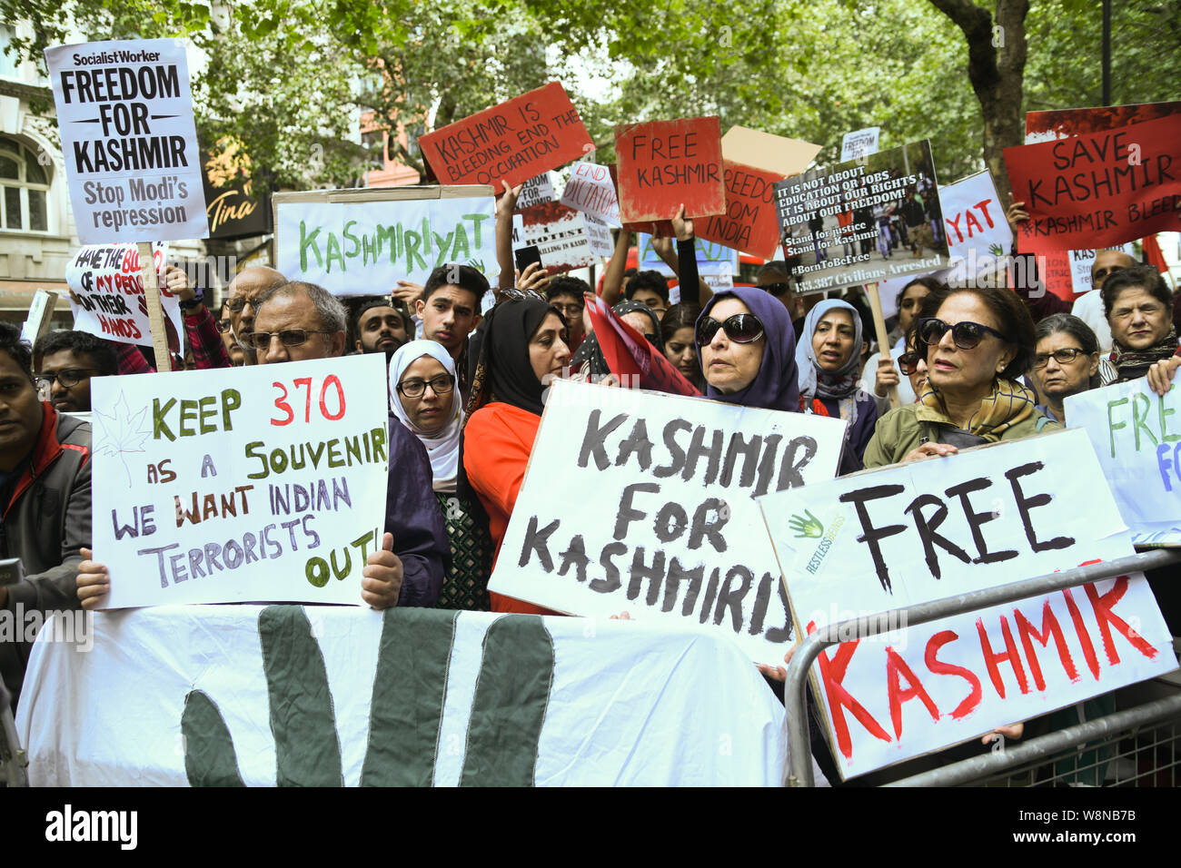 Londra, Regno Unito. 10 Ago, 2019. Centinaia Kashmiris protesta India terroristi e esercito indiano occupazione revocare l'articolo 370 e 35A. La stessa lingua Israele apartheid in Palestina al di fuori dell'Ambasciata indiana a Londra, tutto il mondo della sofferenza, il caos e lo spargimento di sangue è la creazione del west Pro-Demon-cracy, i diritti umani e la libertà su spese di nonwhite popolo e nazione il 20 agosto 2019, UK. Credito: Picture Capital/Alamy Live News Foto Stock