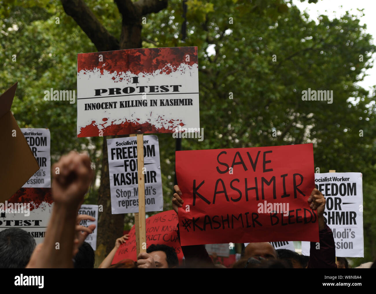 Londra, Regno Unito. 10 Ago, 2019. Centinaia Kashmiris protesta India terroristi e esercito indiano occupazione revocare l'articolo 370 e 35A. La stessa lingua Israele apartheid in Palestina al di fuori dell'Ambasciata indiana a Londra, tutto il mondo della sofferenza, il caos e lo spargimento di sangue è la creazione del west Pro-Demon-cracy, i diritti umani e la libertà su spese di nonwhite popolo e nazione il 20 agosto 2019, UK. Credito: Picture Capital/Alamy Live News Foto Stock