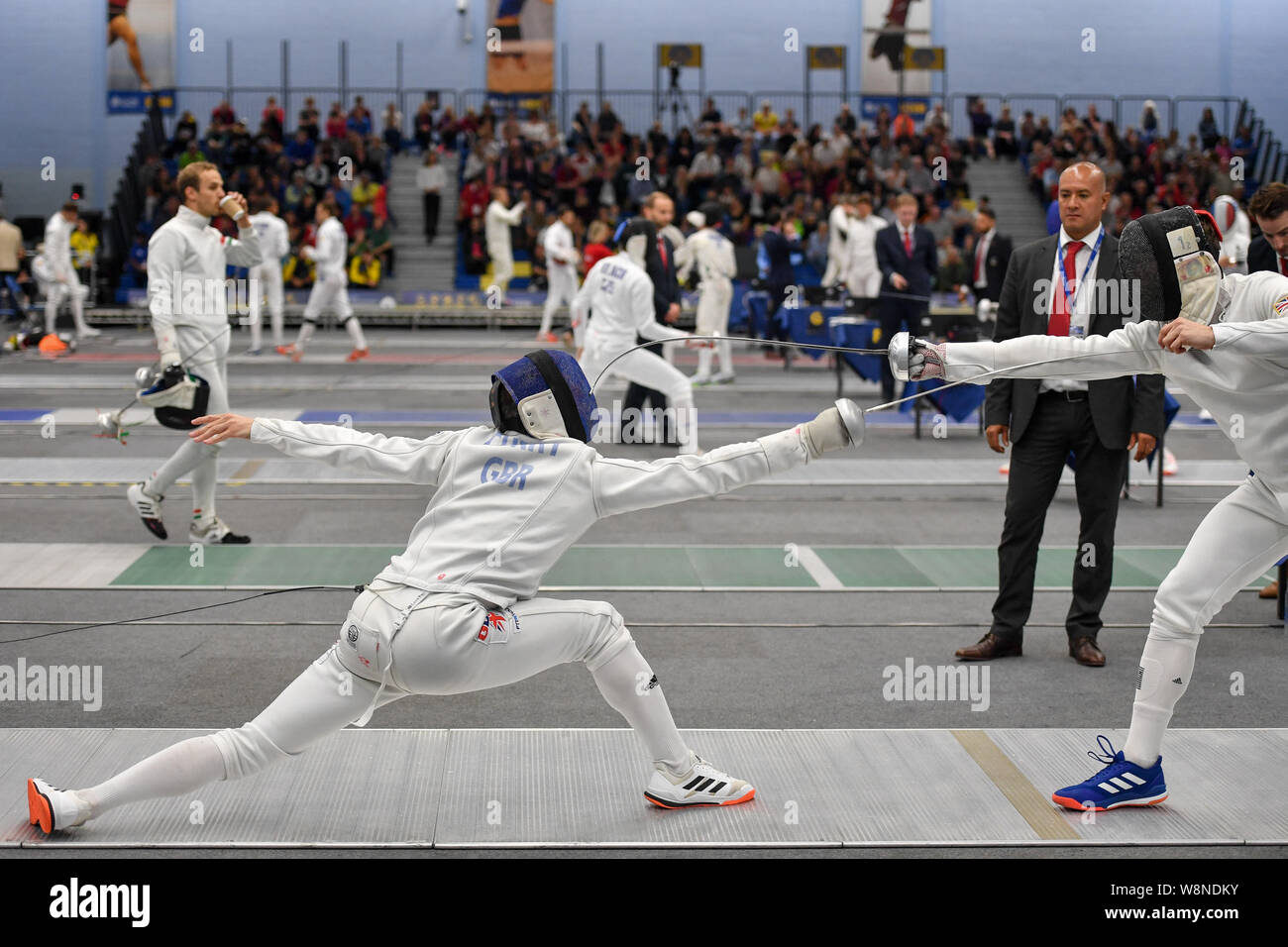 James Cooke di Gran Bretagna (sinistra) in azione durante la scherma il giorno cinque del 2019 Unione Pentathlon moderno campionati presso l Università di Bath. Foto Stock