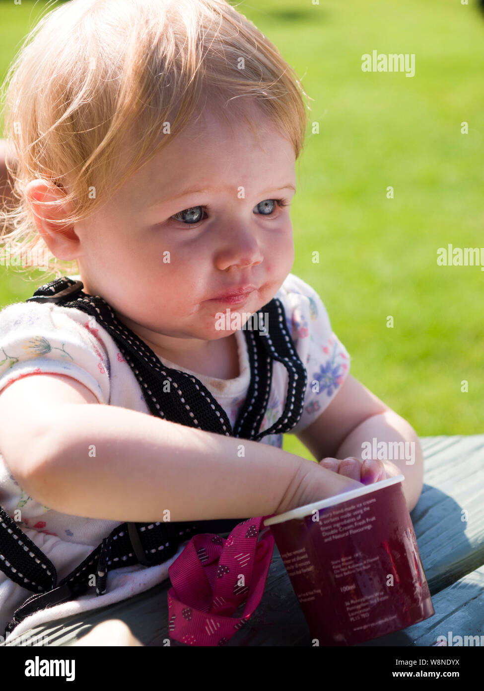Bambino a mangiare il gelato da una vasca, REGNO UNITO Foto Stock