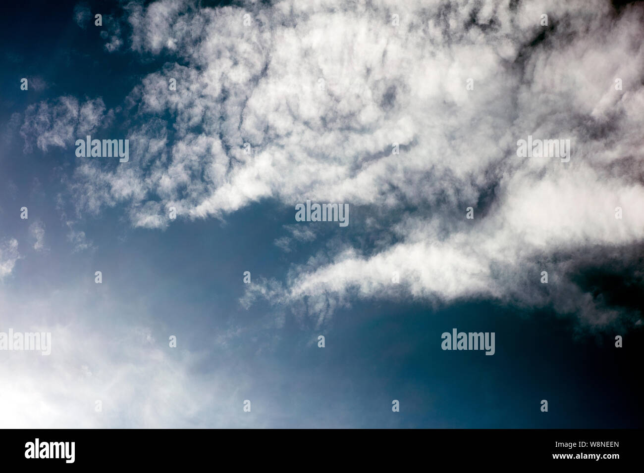 Cielo di nuvole atmosfera drammatica tonalità automatica arte cinquanta megapixel Foto Stock