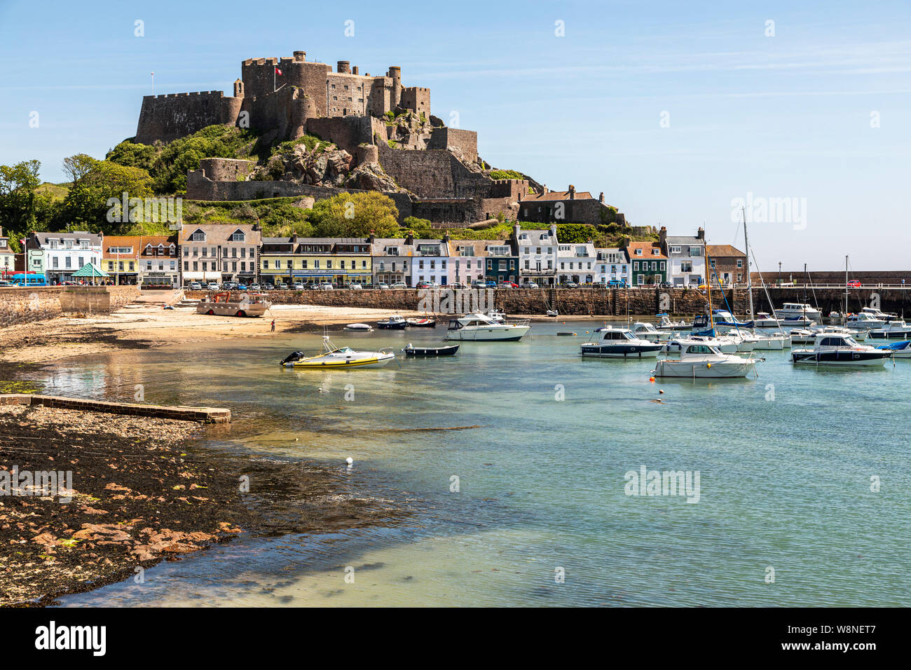 Castello di Mont Orgueil e il porto di Gorey, Jersey Foto Stock