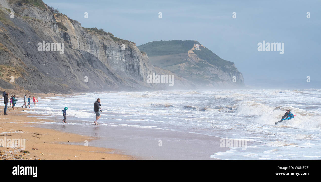 Charmouth, Dorset, Regno Unito. Il 10 agosto 2019. Meteo REGNO UNITO: vacanzieri avventurarvi in un blustery giornata al villaggio sul mare di Charmouth come unseasonably strong a sud-ovest si snoda continuano ad impasto lungo la costa sud occidentale il sabato pomeriggio. Le condizioni tempestose non scoraggiare i cacciatori di fossili sulla spiaggia Charmouth. Credito: Celia McMahon/Alamy Live News. Foto Stock