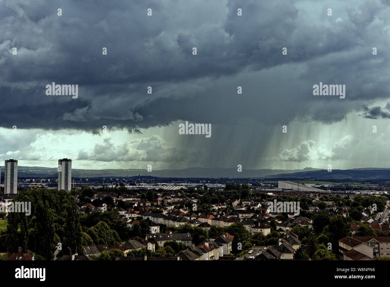 Glasgow, Scotland, Regno Unito. 10 Ago, 2019. Regno Unito: Meteo pioggia e dark cloud oltre il sud della città che mostra come un fungo come la pioggia tenda dopo piogge torrenziali e inondazioni locali con l arrivo del maltempo. Credito: gerard ferry/Alamy Live News Foto Stock