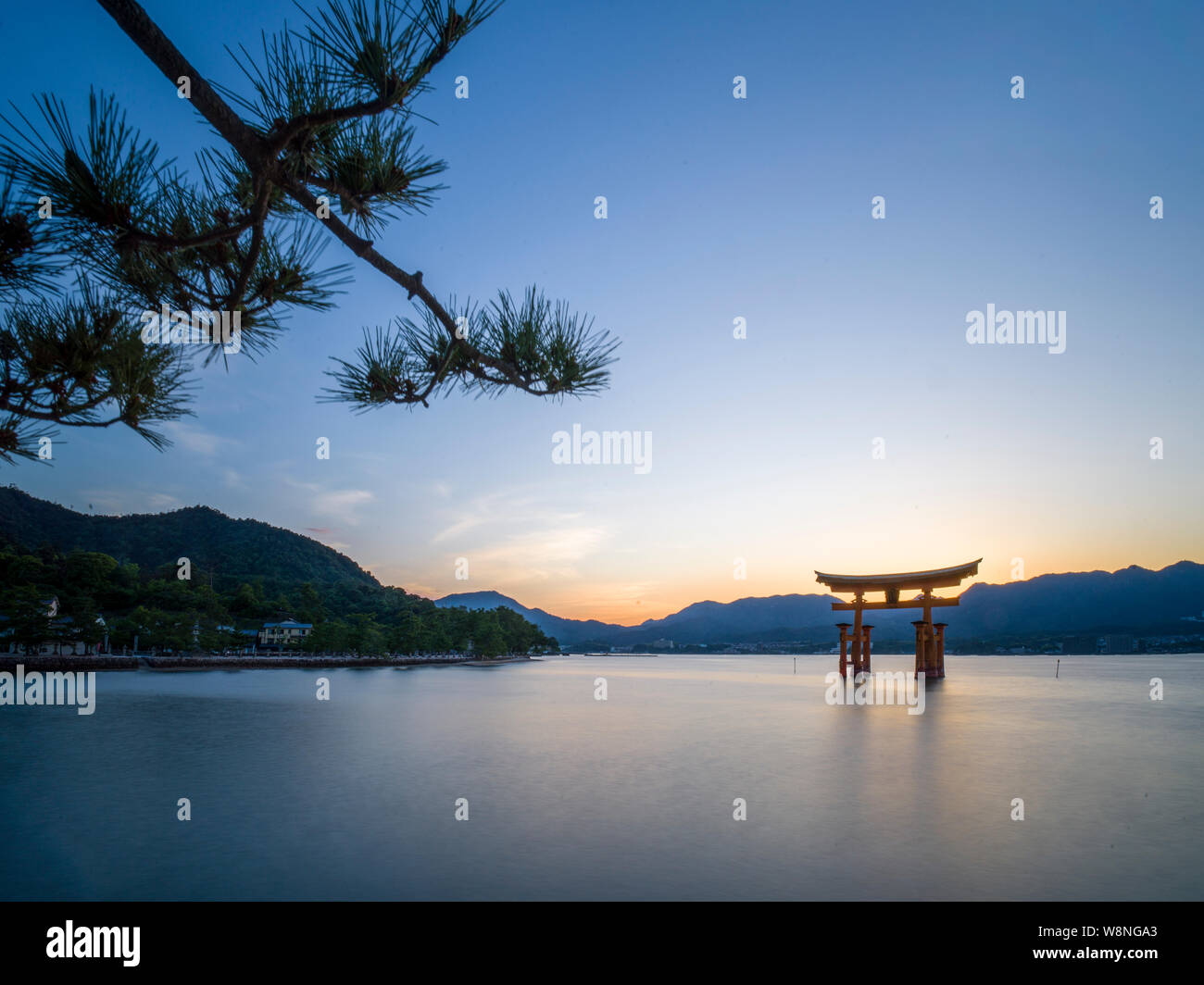 Sunrise a floating torii in Giappone sull'isola di Miyajima Foto Stock