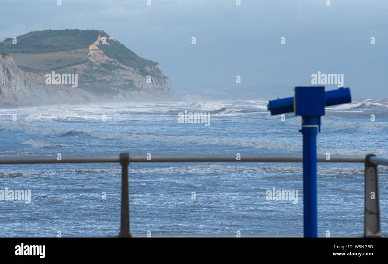 Charmouth, Dorset, Regno Unito. Il 10 agosto 2019. Regno Unito Meteo: una vista di Golden Cap da Charmouth come unseasonably strong a sud-ovest si snoda continuano ad impasto lungo la costa sud occidentale il sabato pomeriggio. Warmings giallo per il vento ad alta velocità sono stati rilasciati attraverso il Sud Ovest. Credito: Celia McMahon/Alamy Live News. Foto Stock