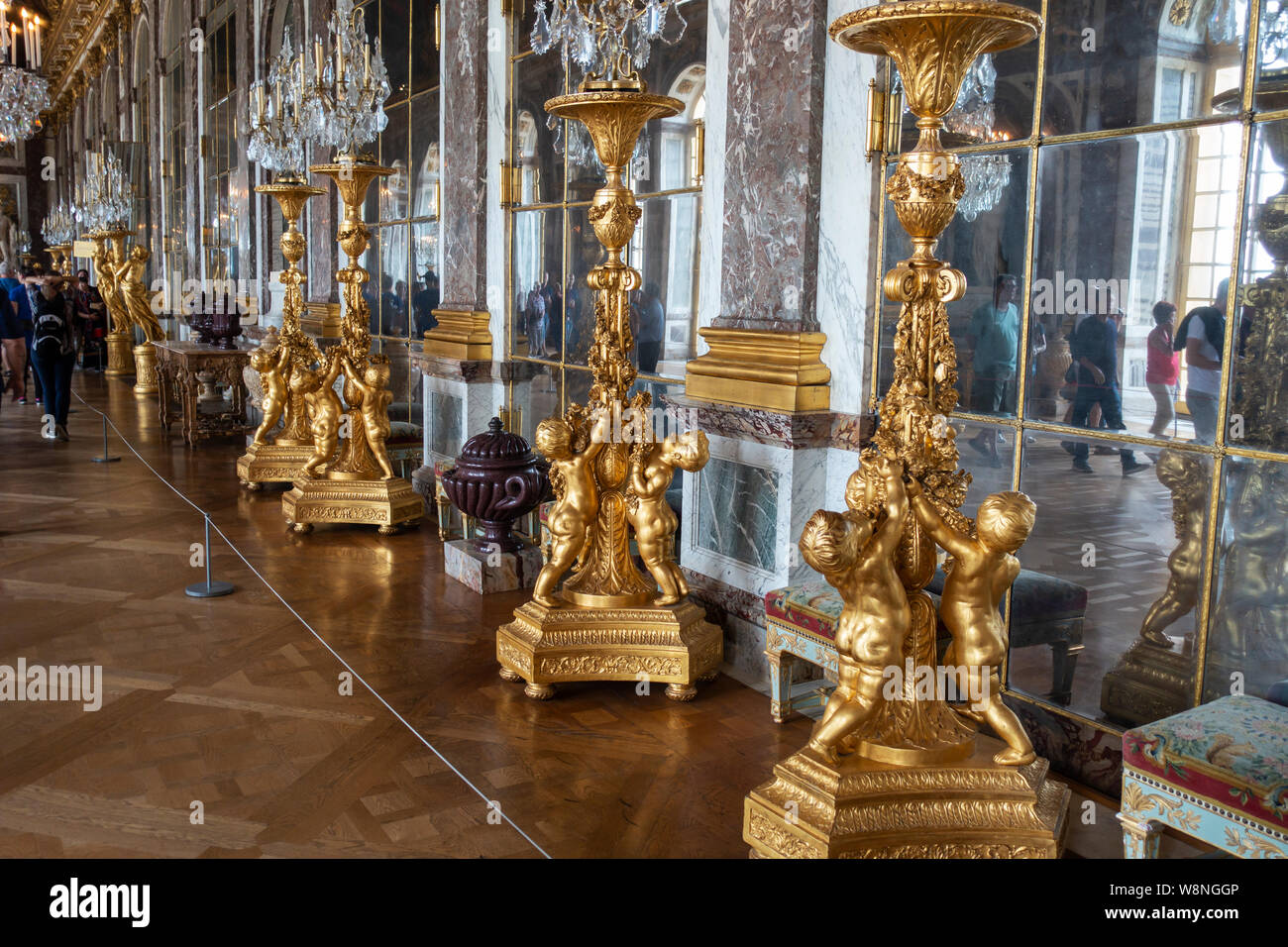 Candelabri dorati rivestimento pareti della sala degli specchi in King's appartamento di stato - Palazzo di Versailles, Yvelines, regione di Île-de-France di Francia Foto Stock