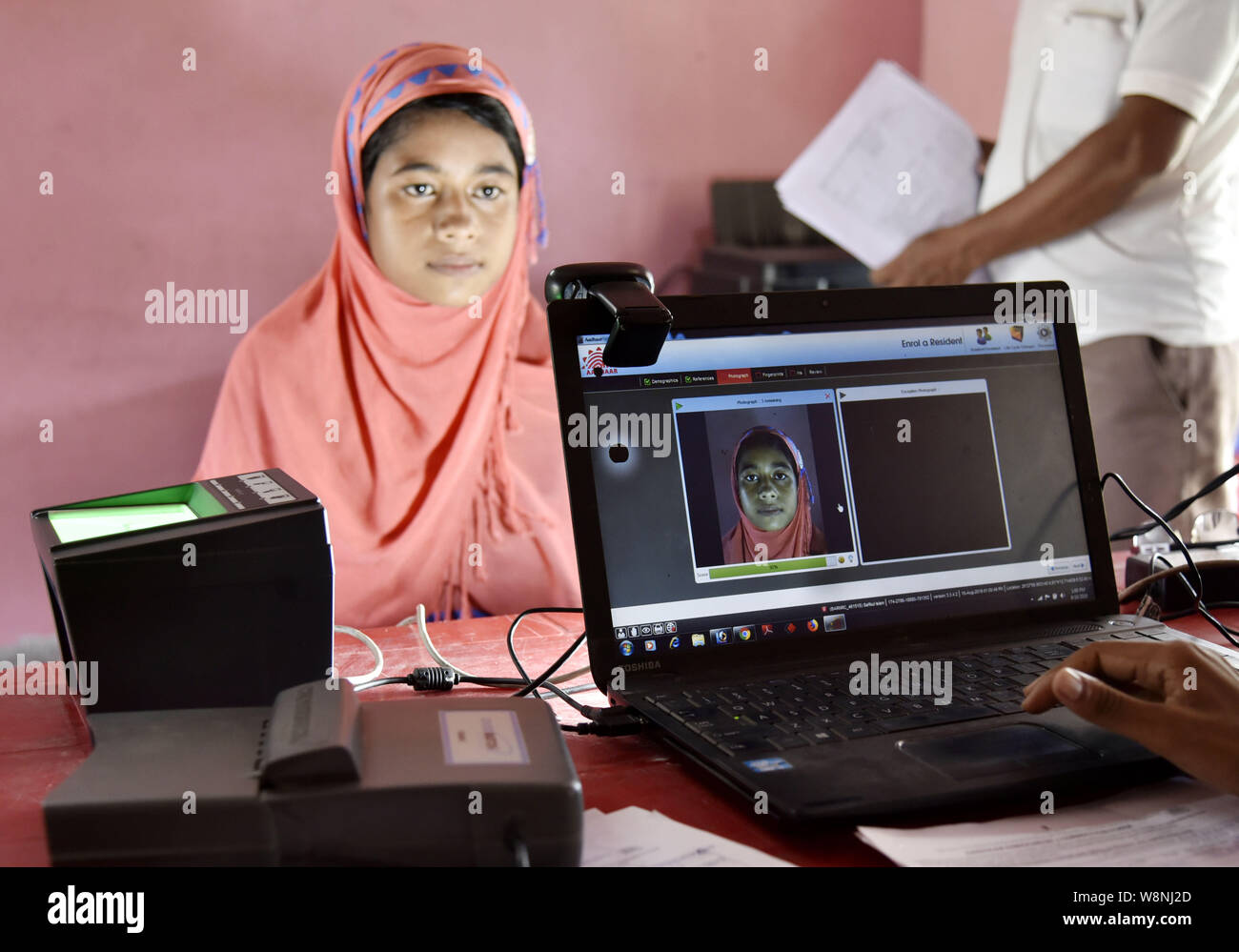 Registro nazionale dei cittadini (NRC) in Assam. Barpeta, Assam, India. Agosto 10, 2019. Le persone vengono sottoposti a un processo di verifica per collegare le loro Aadhar card con registro nazionale dei cittadini (NRC) nel corso di una audizione a Seva Kendra in Barpeta, Assam, in India il 10 agosto 2019. Foto: David Talukdar/ Alamy Live News Foto Stock