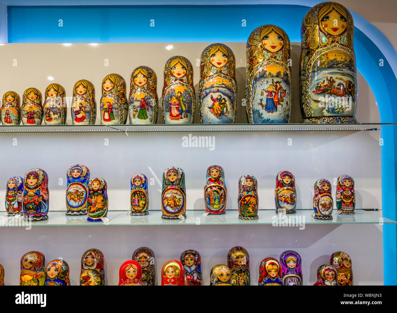Raccolta di Matrioska o bambole Babushka sul display in negozio a San Pietroburgo - Russia il 22 Luglio 2019 Foto Stock