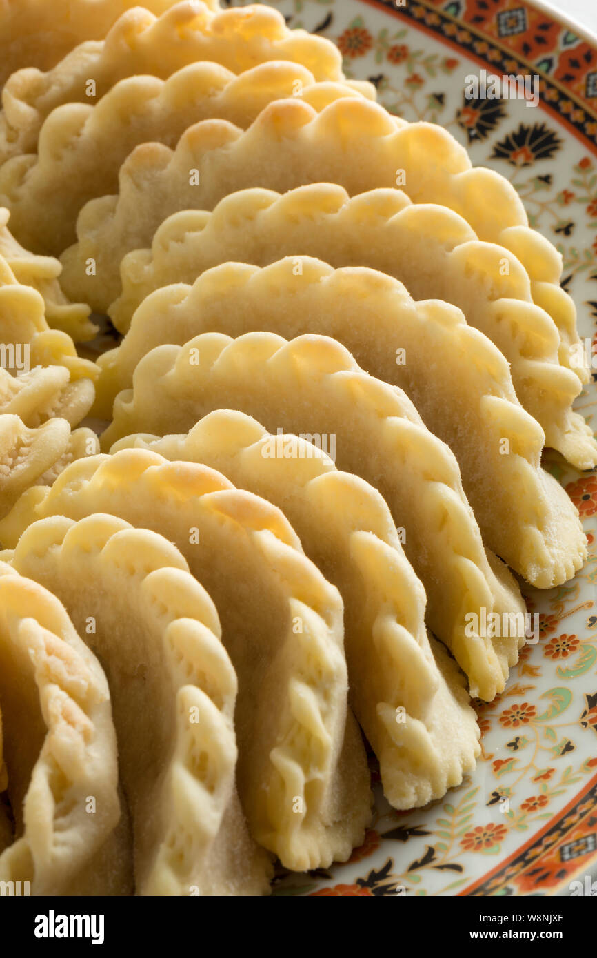 Piatto con la tradizionale festa corna Gazelle cookies close up Foto Stock
