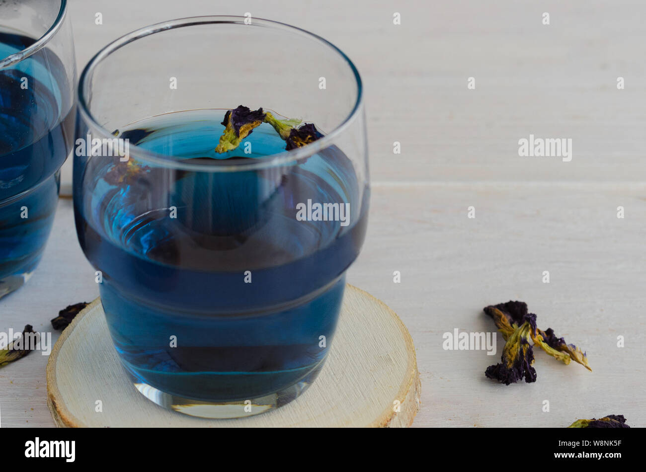 Butterfly pea fiore il tè è la caffeina libera il tè alle erbe e conserva molte delle proprietà medicinali della Clitoria ternatea impianto. Questa esotica pe blu Foto Stock