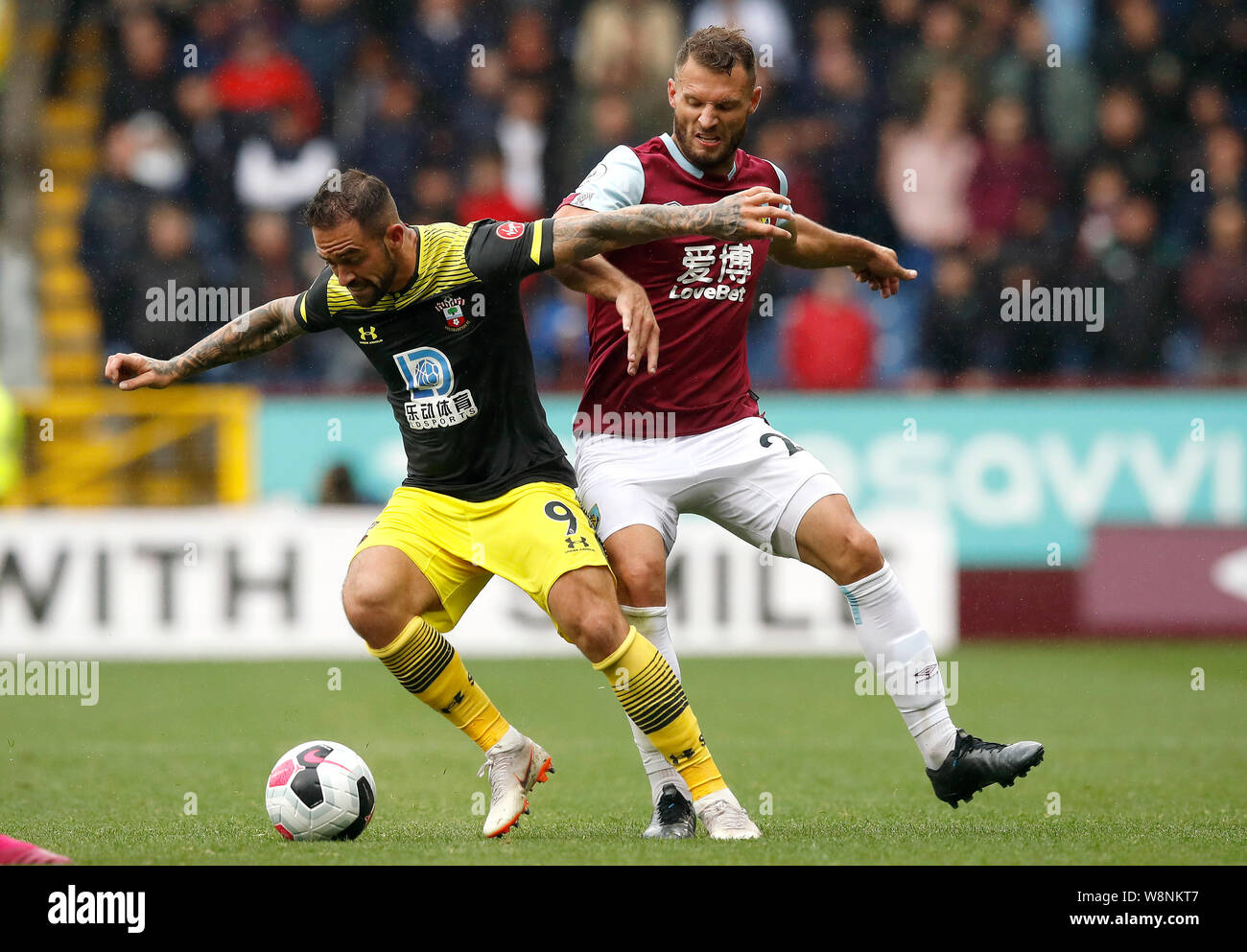 Southampton's Danny rali (sinistra) e Burnley's Erik Pieters battaglia per la palla durante il match di Premier League a Turf Moor, Burnley. Foto Stock