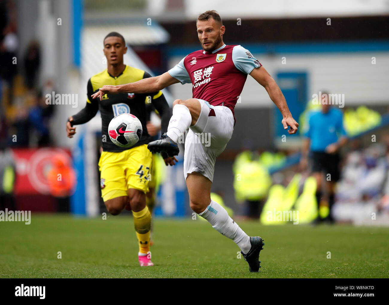 Burnley's Erik Pieters (destra) e Southampton Yan Valery battaglia per la palla durante il match di Premier League a Turf Moor, Burnley. Foto Stock