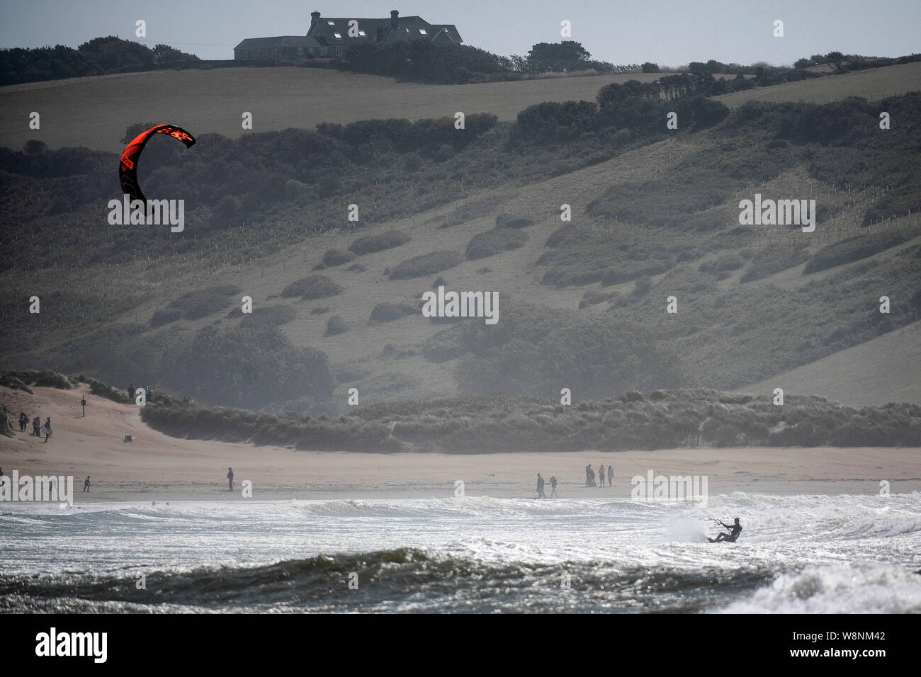 Un kite surfer in azione sulla spiaggia a Bantham nel South Devon. Foto Stock