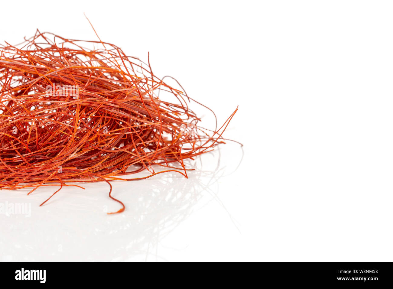 Sacco di tutto il peperoncino rosso fili isolati su sfondo bianco Foto Stock