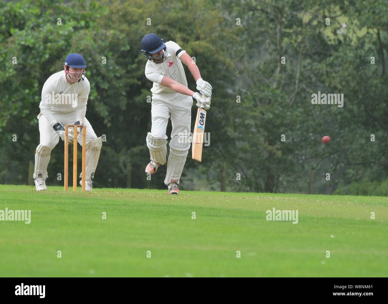 Un battitore gioca un colpo nel match tra Charlesworth e Chisworth CC e di Mottram 2° team Foto Stock